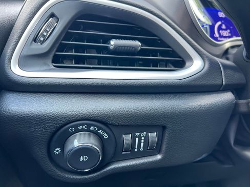 Used 2025 Chrysler Pacifica Select FWD image 33