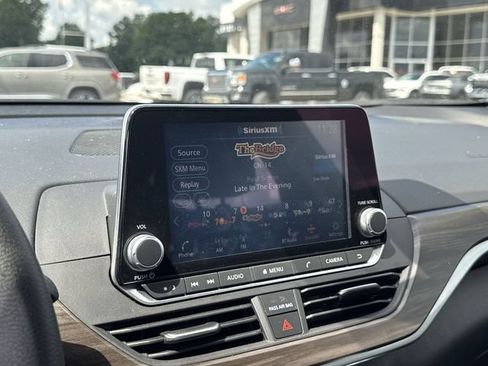 Used 2025 Nissan Altima 2.5 SV FWD image 21