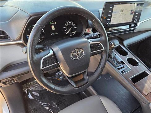 Certified 2024 Toyota Sienna XLE image 8