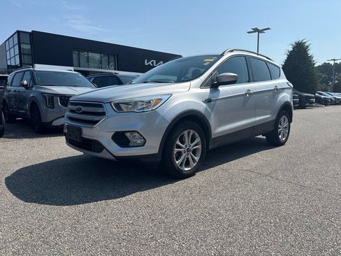 Used 2018 Ford Escape SE w/ SE Sync 3 Package FWD image 2