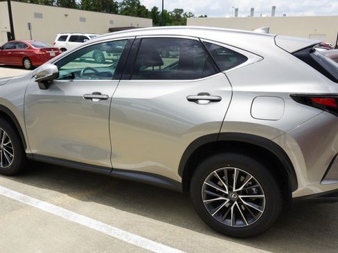 Used 2025 Lexus NX 250 FWD w/ Towing Package (2000 Lbs) image 4