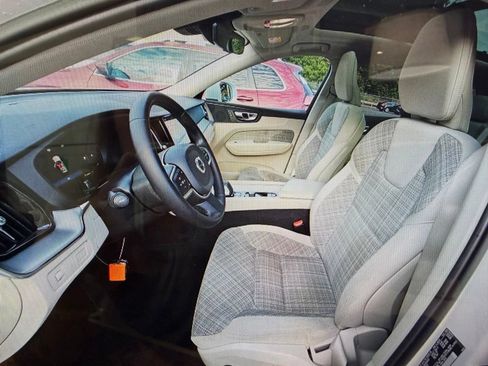 Used 2022 Volvo XC60 B5 Momentum AWD/4WD image 7
