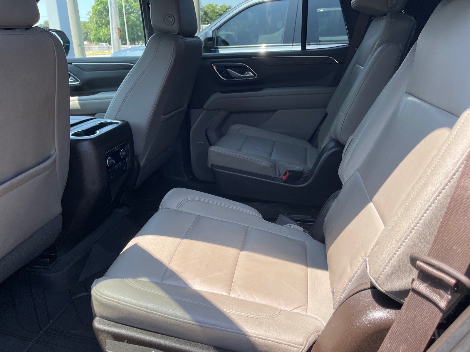 Used 2022 Chevrolet Tahoe Z71 w/ Luxury Package AWD/4WD image 11