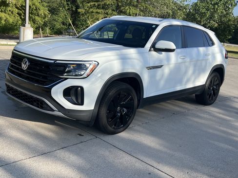 Certified 2024 Volkswagen Atlas Cross Sport SE w/ Black Wheel Package FWD image 4