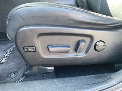 Used 2016 Toyota Highlander XLE AWD/4WD image 12