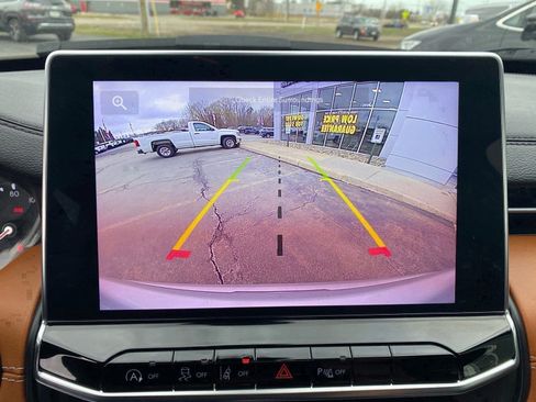 Used 2025 Jeep Compass Limited image 18