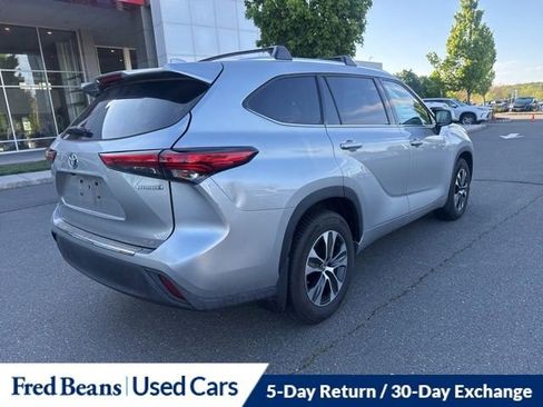 Used 2021 Toyota Highlander XLE AWD/4WD image 7