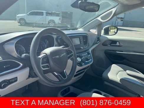 Used 2017 Chrysler Pacifica Touring FWD image 11