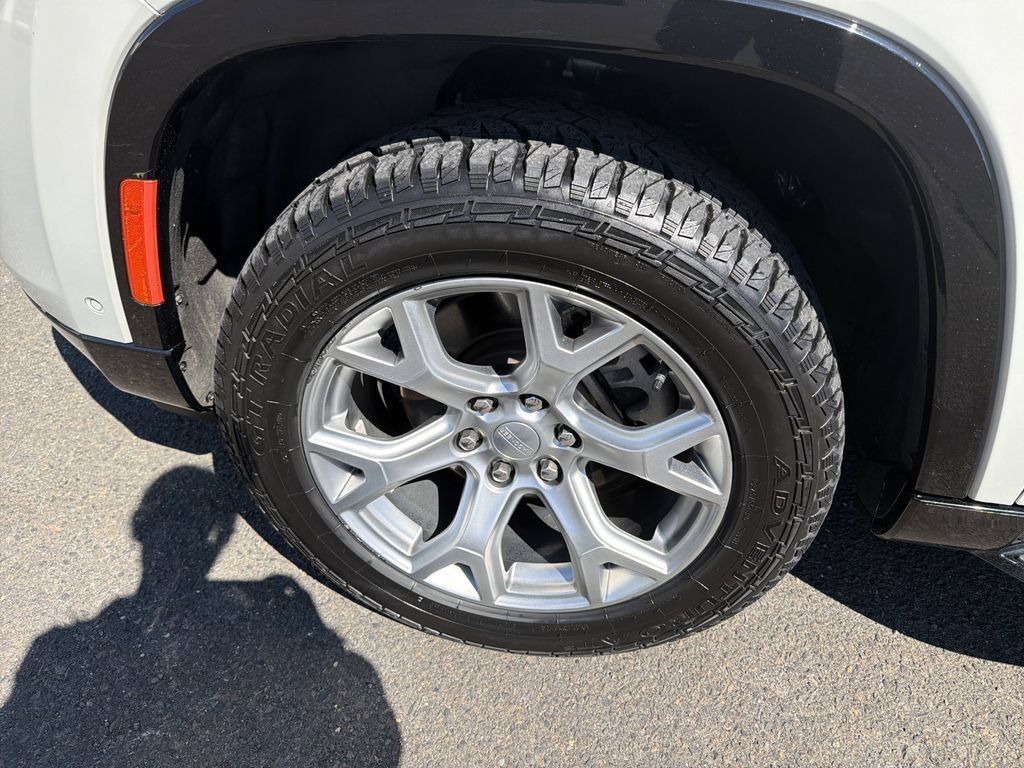Used 2022 Jeep Wagoneer Series II AWD/4WD image 19