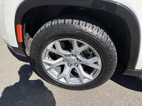Used 2022 Jeep Wagoneer Series II AWD/4WD image 19