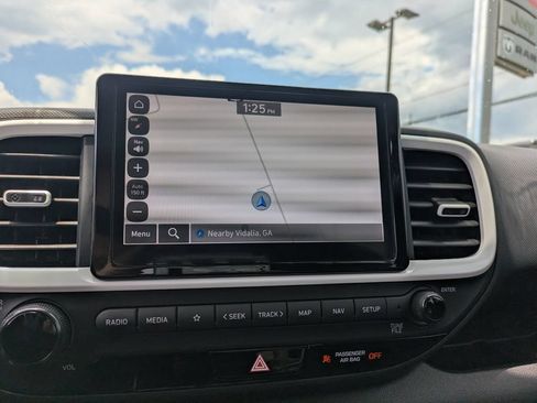 Used 2024 Hyundai Venue Limited FWD image 21