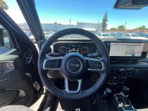 Used 2025 Jeep Wrangler Unlimited Sahara AWD/4WD image 34