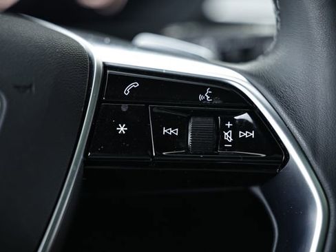 Used 2022 Audi e-tron Premium Plus image 34