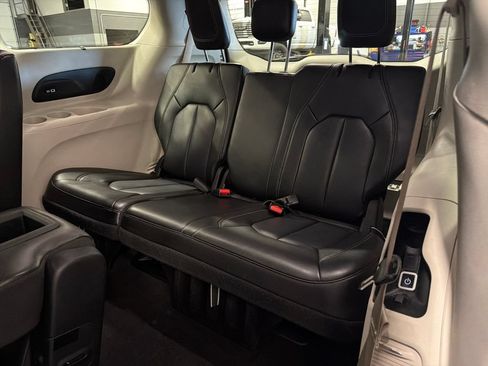 Used 2023 Chrysler Pacifica Touring-L w/ Uconnect Theater Family Group FWD image 18