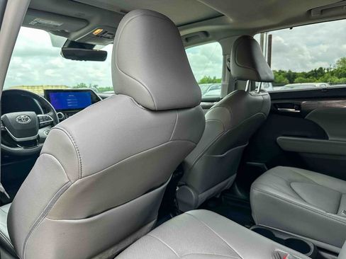 Used 2023 Toyota Highlander Limited image 18