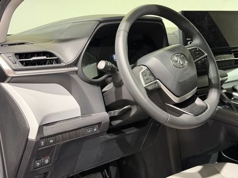 Certified 2025 Toyota Sienna XLE w/ XLE Plus Package AWD/4WD image 17
