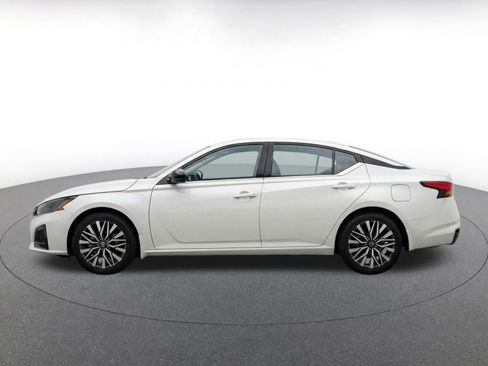 Used 2025 Nissan Altima 2.5 SV FWD image 4
