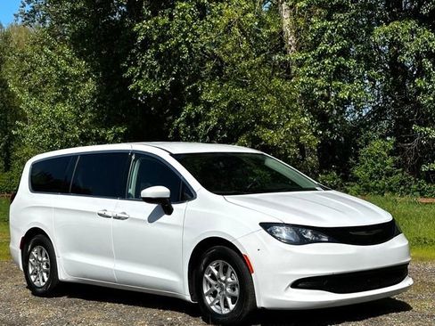 Used 2023 Chrysler Voyager LX FWD image 1