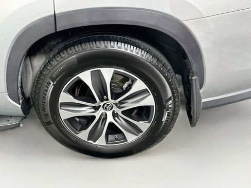 Used 2021 Toyota Highlander XLE AWD/4WD image 11