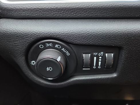 Used 2025 Chrysler Pacifica Limited FWD image 19