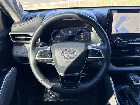 Used 2024 Toyota Highlander Platinum image 17