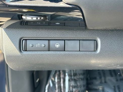 Used 2022 Nissan Pathfinder SV AWD/4WD image 17