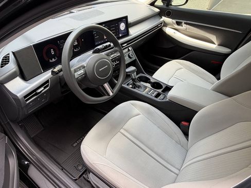 Used 2025 Hyundai Sonata SE FWD image 13