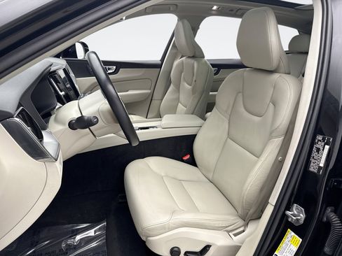 Used 2019 Volvo XC60 T5 Momentum w/ Premium Package image 11
