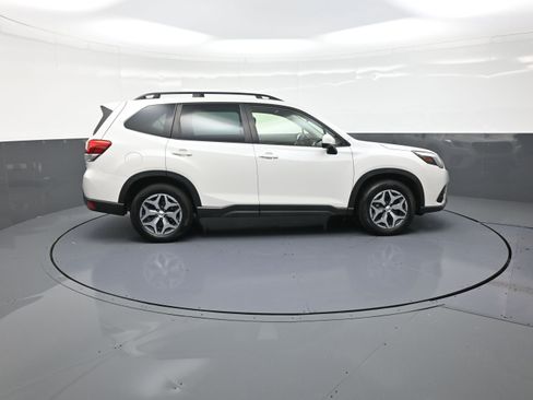 Used 2023 Subaru Forester Premium image 2