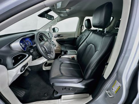 Used 2024 Chrysler Pacifica Touring-L FWD image 13