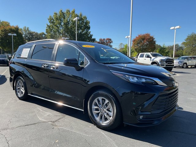 Used 2025 Toyota Sienna XLE FWD image 5