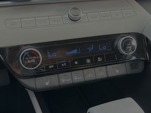 Used 2025 Hyundai Elantra Limited FWD image 19