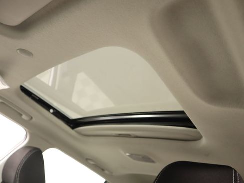 Used 2025 Hyundai Venue SEL image 14