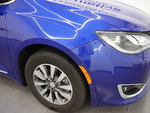 Used 2020 Chrysler Pacifica Touring-L Plus FWD image 27