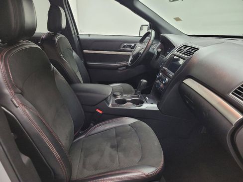 Used 2018 Ford Explorer XLT w/ Equipment Group 202A AWD/4WD image 21