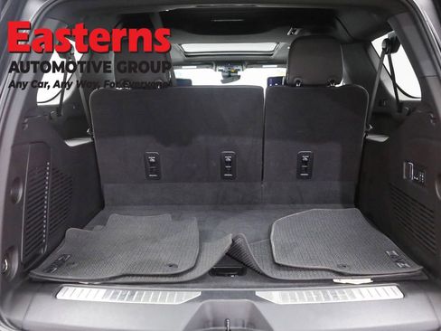 Used 2025 GMC Yukon XL Denali w/ Denali Reserve Package AWD/4WD image 9