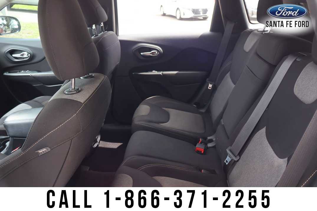 Used 2016 Jeep Cherokee Sport FWD image 15