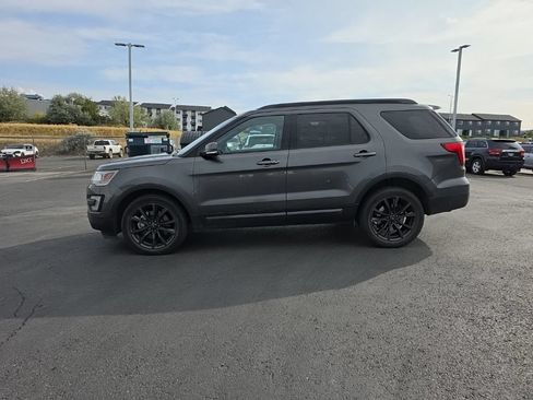 Used 2017 Ford Explorer XLT w/ Equipment Group 202A AWD/4WD image 3