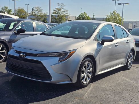 Used 2025 Toyota Corolla LE FWD image 4