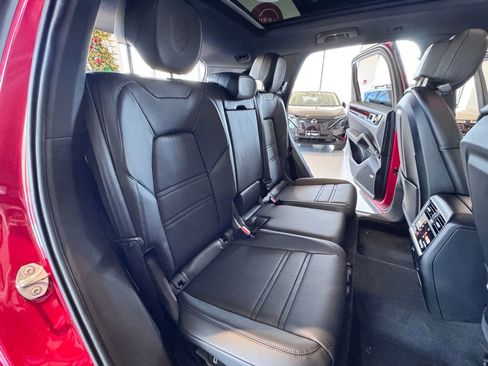 Used 2023 Porsche Cayenne Platinum Edition image 10