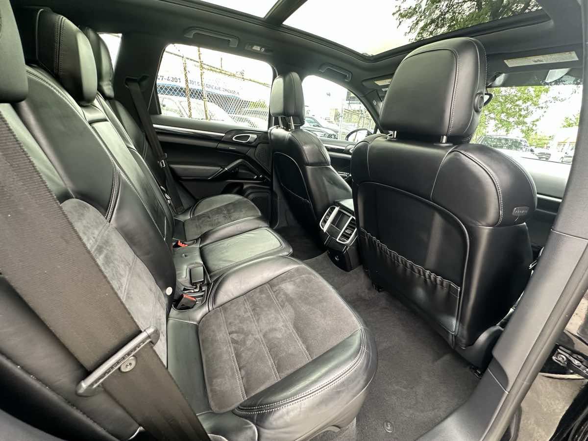 Used 2017 Porsche Cayenne AWD/4WD image 34