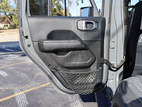 Used 2019 Jeep Wrangler Unlimited Sahara AWD/4WD image 35