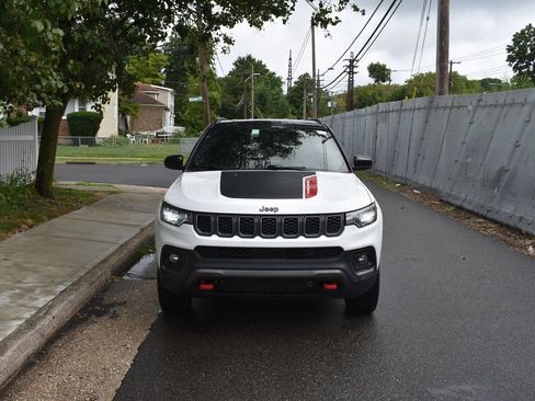 Used 2025 Jeep Compass Trailhawk AWD/4WD image 2