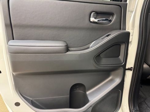 Used 2023 Nissan Frontier SV w/ Midnight Edition Package image 18