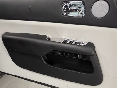 Used 2019 Rolls-Royce Dawn RWD image 39