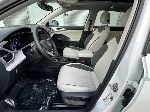 Certified 2025 Volkswagen Taos SE w/ Panoramic Sunroof Package image 27