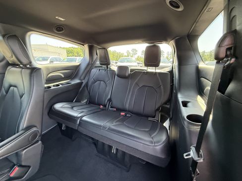 Used 2025 Chrysler Pacifica Select FWD image 26
