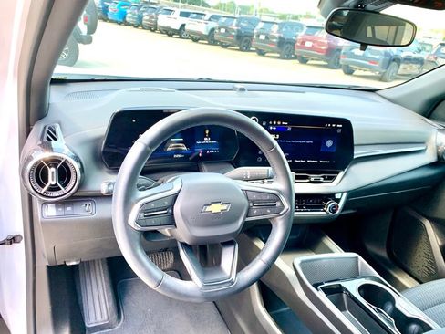 Used 2025 Chevrolet Equinox LT FWD image 23