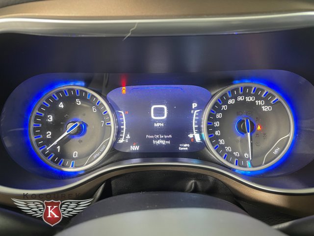 Used 2017 Chrysler Pacifica Touring-L Plus w/ Uconnect Theatre Group FWD image 16