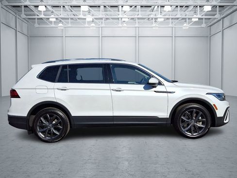 Used 2023 Volkswagen Tiguan SE w/ Panoramic Sunroof Package FWD image 7